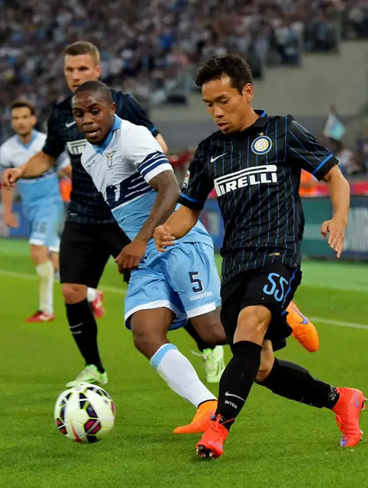 Bek Inter Milan, Yuto Nagatomo (kanan) berusaha melewati pemain belakang Lazio Edson Braafheid pada laga serie A di Stadion Olimpico, Senin (11/5/2015). Inter Milan menang 2-1 atas Lazio. (AFP PHOTO/Vincenzo Pinto)
