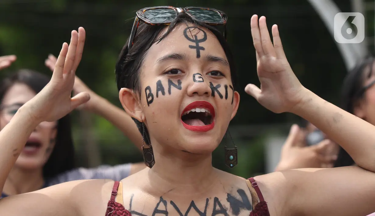 Aktivis yang tergabung dalam aliansi perempuan bangkit bernyanyi saat melakukan aksi damai pada Hari Ibu di depan Istana, Jakarta, Minggu (22/12/2019). Dalam aksi tersebut mereka menyuarakan agar menyamakan hak-hak perempuan dan kesejahteraan. (Liputan6.com/Angga Yuniar)