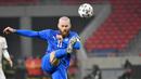 Pemain Islandia, Aron Gunnarsson, menendang bola saat melawan Hungaria pada laga Kualifikasi Euro 2024 di Puskas Arena (12/11/2020). Gunnarsson total menorehkan tiga gol yakni saat menang atas Liechtenstein.(AFP/Attila Kisbenedek)