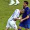 Gelandang Prancis, Zinedine Zidane, menanduk bek Italia, Marco Materazzi, saat final Piala Dunia 2006 Stadion Olympic, Berlin, Jerman (9/7/2006). Tandukan tersebut menjadi salah satu momen ikonik pada ajang Piala Dunia 2006. (AFP/John Macdougall)