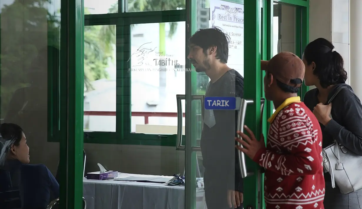 Suasana rumah duka saat ini ramai dipenuhi para pelayat seperti keluarga dan para sahabat. Termasuk Abimana yang hadir dengan raut wajah sedih dan terpukul. (Bambang E. Ros/Bintang.com)