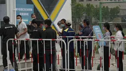 Warga mengenakan masker menunggu untuk memindai kode kesehatan mereka saat mereka mengantre untuk menerima vaksin Sinopharm COVID-19 di Central Business District di Beijing, Rabu (2/6/2021). (AP Photo/Andy Wong)