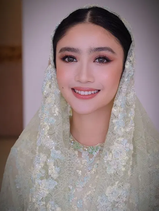 Riasan wajah yang natural dengan sentuhan soft glam dalam rona coral peach membuat Febby tampak segar dan elegan. [@upanduvan].