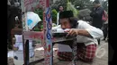 Aksi teatrikal Cicak VS Buaya dan Aksi Kucing mengeong digelar di depan gedung Komisi Pemberantasan Korupsi (KPK) Jakarta, Senin (26/1/2014). (Liputan6.com/Herman Zakharia)