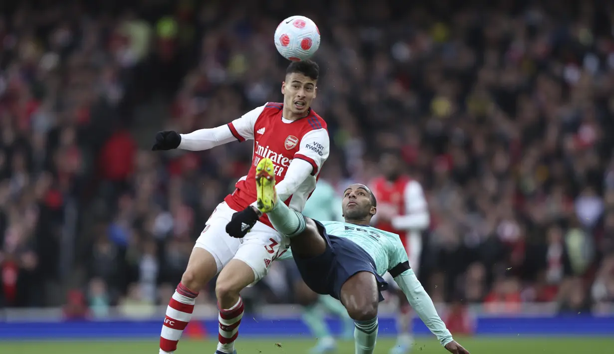 Penyerang Arsenal, Gabriel Martinelli berebut bola dengan pemain Leicester City, Ricardo Pereira pada pertandingan lanjutan Liga Inggris di Stadion Emirates, di London, Senin (14/3/2022). Arsenal menang atas Leicester City 2-0. (AP Photo/Ian Walton)