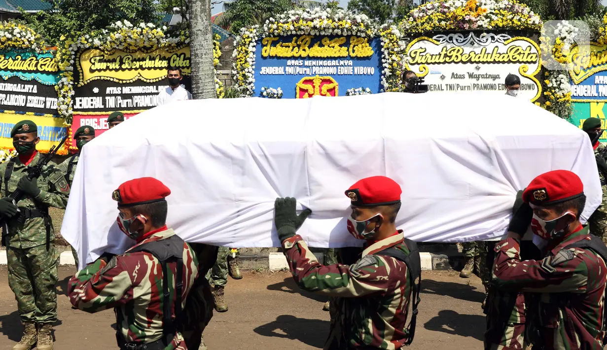 Prajurit TNI mengusung jenazah mantan KSAD Jenderal TNI (Purn) Pramono Edhie Wibowo di kawasan Puri Cikeas, Kab Bogor, Jabar, Minggu (14/6/2020). Pramono Edhie Wibowo wafat di usia 65 tahun dan akan dimakamkan secara militer di TMPN Kalibata. (Liputan6.com/Helmi Fithriansyah)