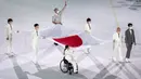 Atlet Jepang Miki Matheson, Mineho Ozaki, Taiyou Imai, Erina Yuguchi, Kaori Icho, dan Tskumi Asatani membawa bendera nasional Jepang ke Stadion Olimpiade pada pembukaan Paralympic Opening Ceremony Tokyo 2020 Paralympic Games di Tokyo, Selasa, 18 Agustus. 24, 2021. (OIS via AP Photo/Joe Toth)