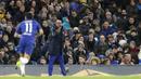 Pelatih Chelsea, Maurizio Sarri, memberikan arahan kepada anak asuhnya saat melawan PAOK Thessaloniki pada laga Liga Europa di Stadion Stamford Bridge, Kamis (29/11). Chelsea menang 4-0 atas PAOK Thessaloniki. (AP/Matt Dunham)