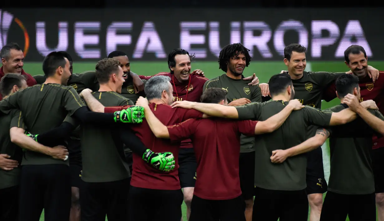 Pelatih Arsenal, Unai Emery (belakang tengah) berbincang dengan para pemainnya selama sesi latihan tim di stadion Mestalla di Valencia, Spanyol (8/5/2019). Pada leg pertama Arsenal menang 3-1 atas Valencia di Emirates Stadium, Inggris. (AFP Photo/Jose Jordan)