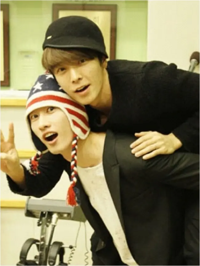 Donghae dan Eunhyuk Super Junior. (via kpopstarz.com)