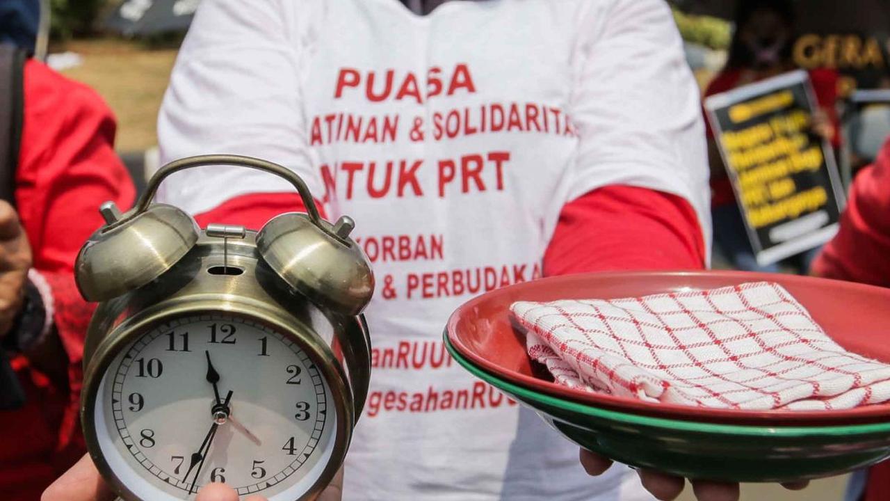 Dalam aksinya mereka menuntut kepada DPR untuk segera membahas RUU Perlindungan Pekerja Rumah Tangga disahkan.