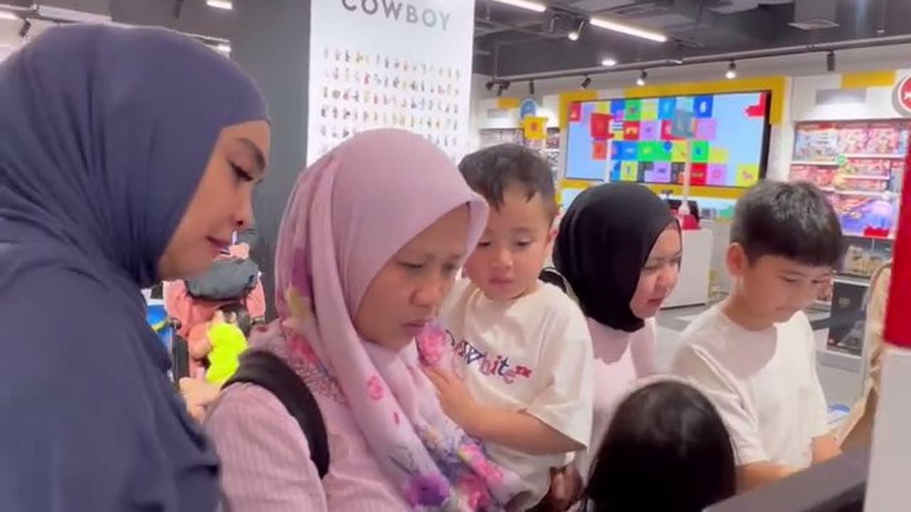 7 Potret Rieta Amilia Bersama Cucu-Cucu Kesayangan, Ajak Jalan-Jalan ke Mall