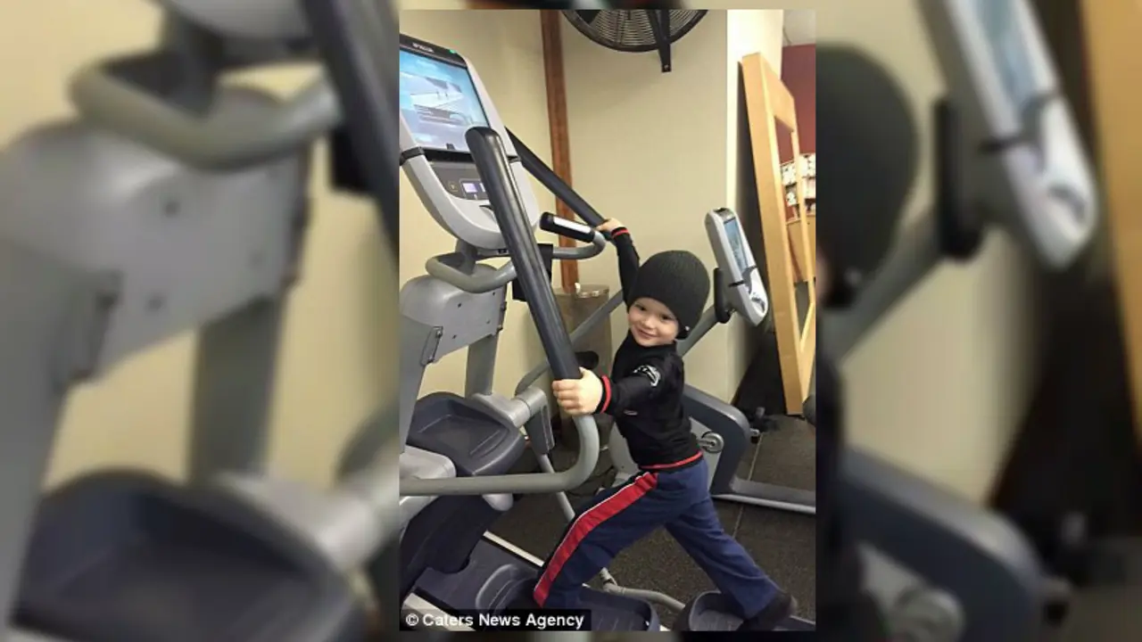 Balita 4 Tahun Pergi ke Gym untuk Mengesankan Gadis