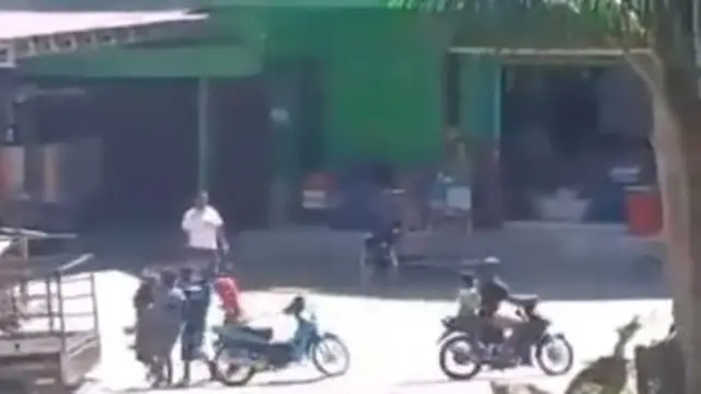 Viral video di Sumba seorang wanita dibopong masuk ke dalam mobil bak terbuka. Disebut-sebut hal tersebut bagian dari kawin tangkap sebuah tradisi di sana.