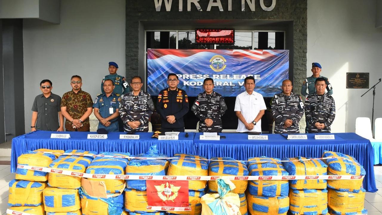 FOTO: TNI AL Gagalkan Upaya Penyelundupan Sianida di Pelabuhan Bitung