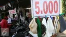 Pengunjung memilih peci yang di tawarkan dengan kisaran harga Rp 5000 hingga Rp 55.000 di halaman masjid Ageng, Solo, Jawa Tengah, Sabtu (25/6). Omzet penjualan pedagang mengalami peningkatan selama bulan ramadan. (Liputan6.com/Boy Harjanto)