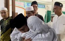 Perwira Polisi Tiba-Tiba Dipeluk Ibu-Ibu Usai jadi Imam Salat, Momennya jadi Tontonan Jemaah Masjid