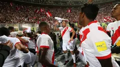 Pemain Peru merayakan kemenangan usai pertandingan melawan Selandia Baru pada leg kedua play-off interkontinental Piala Dunia 2018 di Estadio Nacional, Lima, (15/11). Peru menang atas Selandia dengan skor 2-0. (AFP Photo/Luka Gonzales)