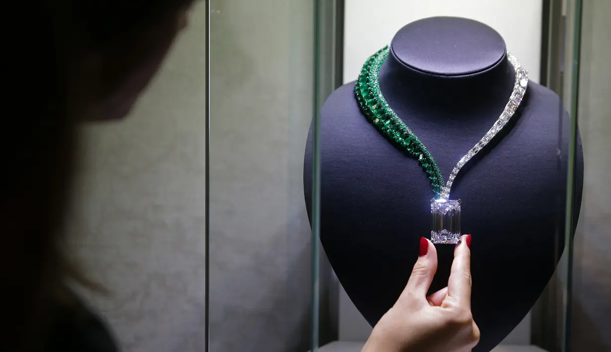 File foto pada 3 Oktober 2017 memperlihatkan sebuah kalung dengan nama Art of the GRISOGONO, Creation 1 di rumah lelang Christie di London. Kalung itu memiliki berlian segi empat dengan berat 163,41 karat di bagian tengahnya. (Daniel LEAL-OLIVAS/AFP)