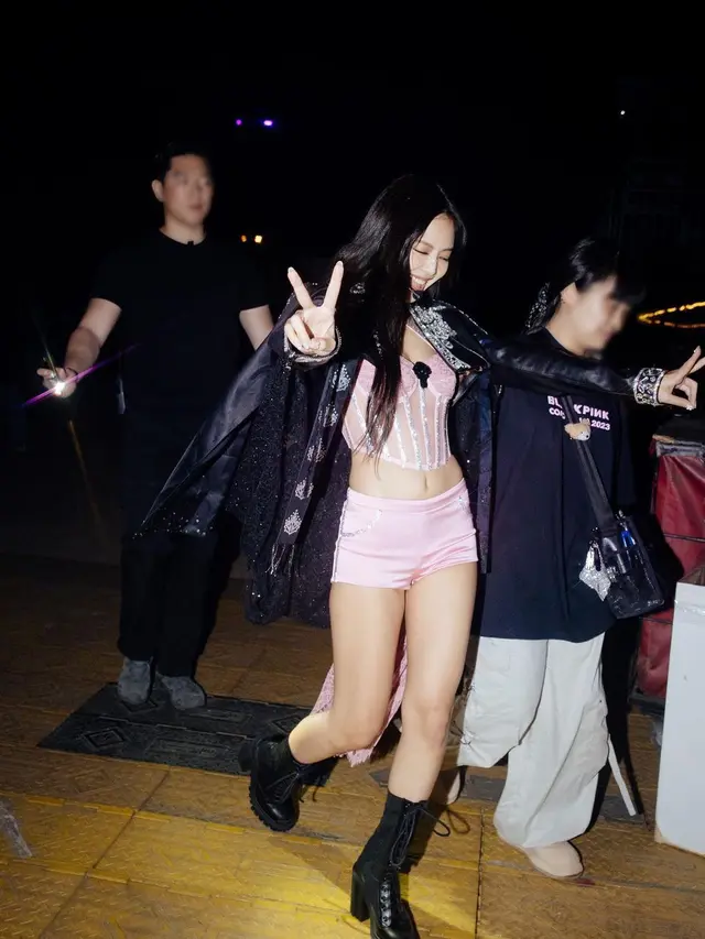 Tampilan Jennie BLACKPINK dengan Korset Terbuka Bikin Penonton Coachella Week 2 Menjerit