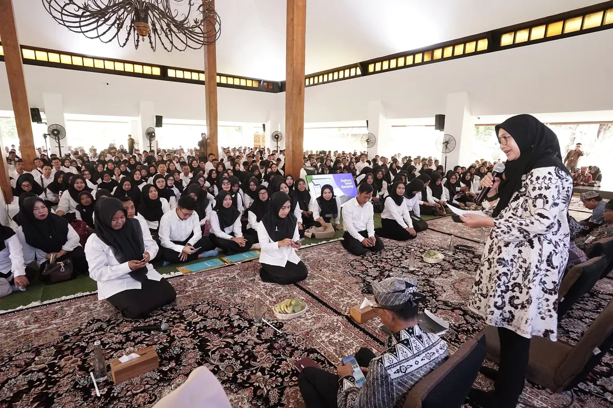 Bupati Banyuwangi Ipuk Fiestiandani memberikan penmgarahan terhadap ratusan CPNS dan PPPK yang menerima SK pengangkatan di Pendopo Shaba Swagat Blambangan Banyuwangi (Istimewa)