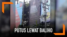 Seorang pria memutuskan hubungan cinta dengan sang pacar lewat baliho yang dipasang di jalan. Pria tersebut diketahui tak terima karena telah diselingkuhi sang pacar.