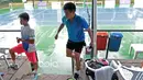 Hujan mengguyur lapangan pertandingan saat David Susanto melawan Enzo Couacaud pada perdelapan final Combiphar Indonesia Open 2017 di Hotel Sultan, Rabu (8/2/2017). Enzo mengalahkan David 4-6, 6-3, 6-4. (Bola.com/Nicklas Hanoatubun)