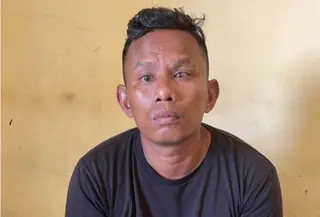 Melki Manafe terduga pelaku penipuan pakai hipnotis saat diamankan polisi (Liputan6.com/Ola Keda)