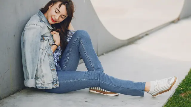 2. Jeans Biru