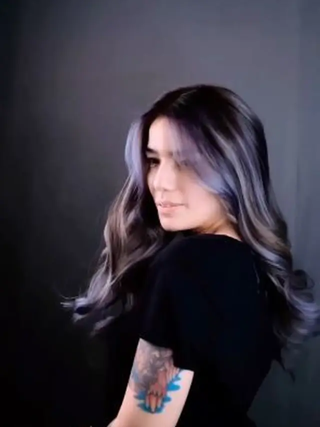 6 Potret Terbaru Sheila Marcia dengan Rambut Silver, Banjir Pujian