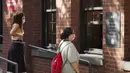 Orang-orang menunggu makanan di zona katering outdoor Pasar Chelsea, New York, Amerika Serikat, 7 September 2020. Sebagian toko katering dan retail di Pasar Chelsea telah kembali beroperasi di tengah pandemi COVID-19. (Xinhua/Wang Ying)