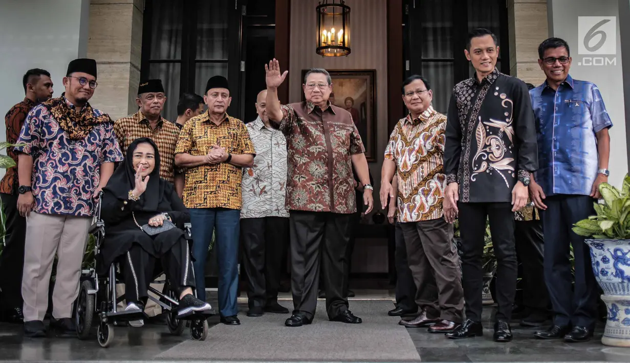 Capres nomor urut 02 Prabowo Subianto (tiga kanan) bersama Ketum Partai Demokrat Susilo Bambang Yudhoyono (empat kanan) foto bersama jelang menggelar pertemuan di kawasan Mega Kuningan, Jakarta, Jumat (21/12). (Liputan6.com/FaizalFanani)