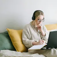 Ilustrasi bekerja freelance. (Copyright Pexels/Ivan Samkov)