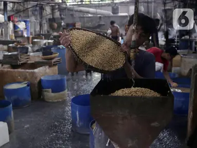 Pekerja melakukan proses pengolahan tahu di Sentra Industri Tahu, Jakarta, Kamis (10/7/2025). (Liputan6.com/Angga Yuniar)