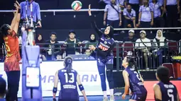 Pemain Petrokimia Gresik Pupuk Indonesia mencoba melakukan spike ke daerah TNI AU Electric pada Final Four Livoli Divisi Utama 2025 yang bertempat di GOR Ki Mageti, Magetan Rabu (15/10/2025).