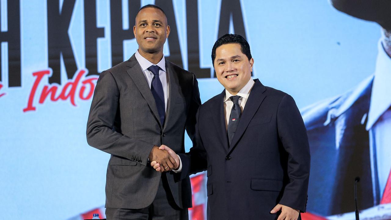 Foto: Berkopiah, Patrick Kluivert  Resmi Menjadi Pelatih Timnas Indonesia