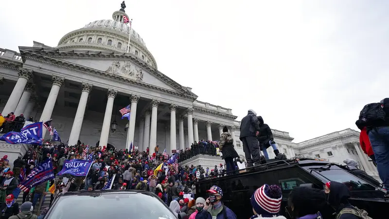 FOTO: Massa Pendukung Donald Trump Serbu Capitol Hill, 1 Orang Tewas