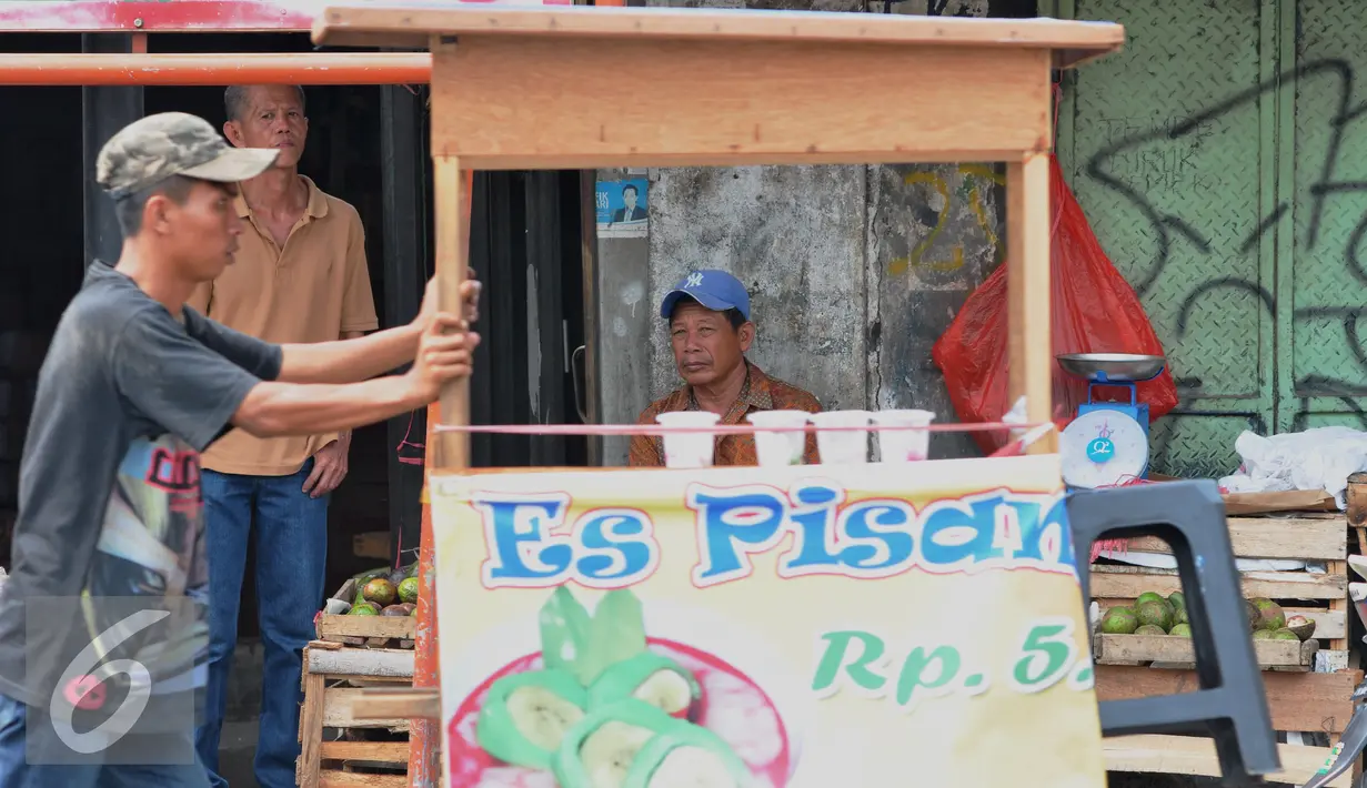 Sejumlah pedagang mulai beraktifitas pasca bentrokan menolak penggusuran pada Kamis (20/08) di Jalan Jatinegara Barat, Sabtu (22/08/2015). Kini para pedagang mulai kembali beraktifitas walau belum ramai seperti biasa. (Liputan6.com/Andrian M Tunay) 