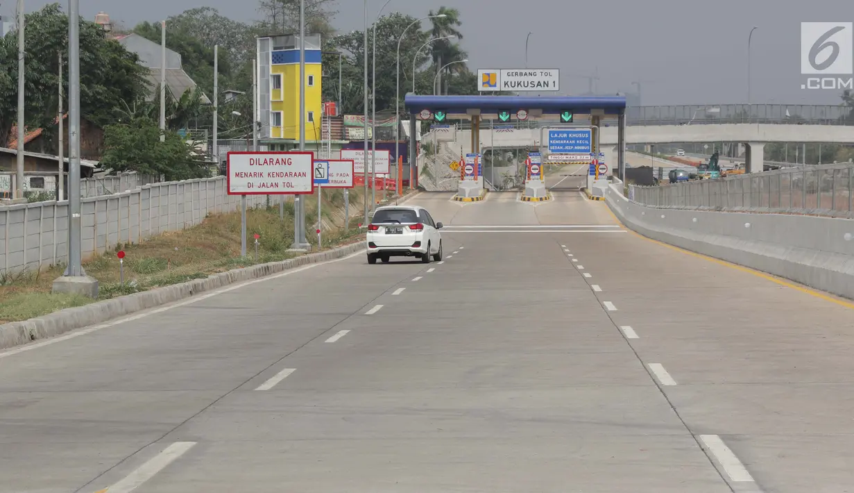 Kendaraan memasuki gerbang tol Kukusan ruas jalan tol Cinere-Jagorawi (Cijago) seksi 2, Depok, Jawa Barat, Sabtu (28/9/2019). Gerbang tol Cijago seksi 2 (Jl Raya Bogor-Kukusan) sepanjang 5,5 km dapat dilalui secara fungsional mulai Sabtu (28/9) pukul 00.00 WIB. (Liputan6.com/Helmi Fithriansyah)