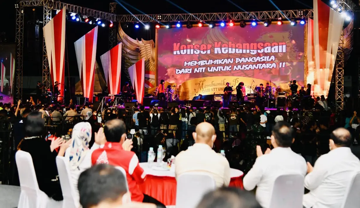 Presiden Joko Widodo atau Jokowi (ketiga kiri) dan Ibu Iriana (kedua kiri) menyaksikan Konser Kebangsaan Membumikan Pancasila dari NTT untuk Nusantara di Kabupaten Ende, Provinsi NTT, Rabu (1/6/2022). (Foto: Rusman - Biro Pers Sekretariat Presiden)