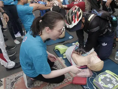 Anggota dari Perhimpunan Dokter Spesialis Anestesilogi dan Terapi Intensif mengajarkan kepada warga teknik Cardiopulmonary Resuscitation (CPR) saat sosialisasi siaga bencana di kawasan Bundaran HI, Jakarta, Minggu (15/4). (Merdeka.com/Iqbal S Nugroho)