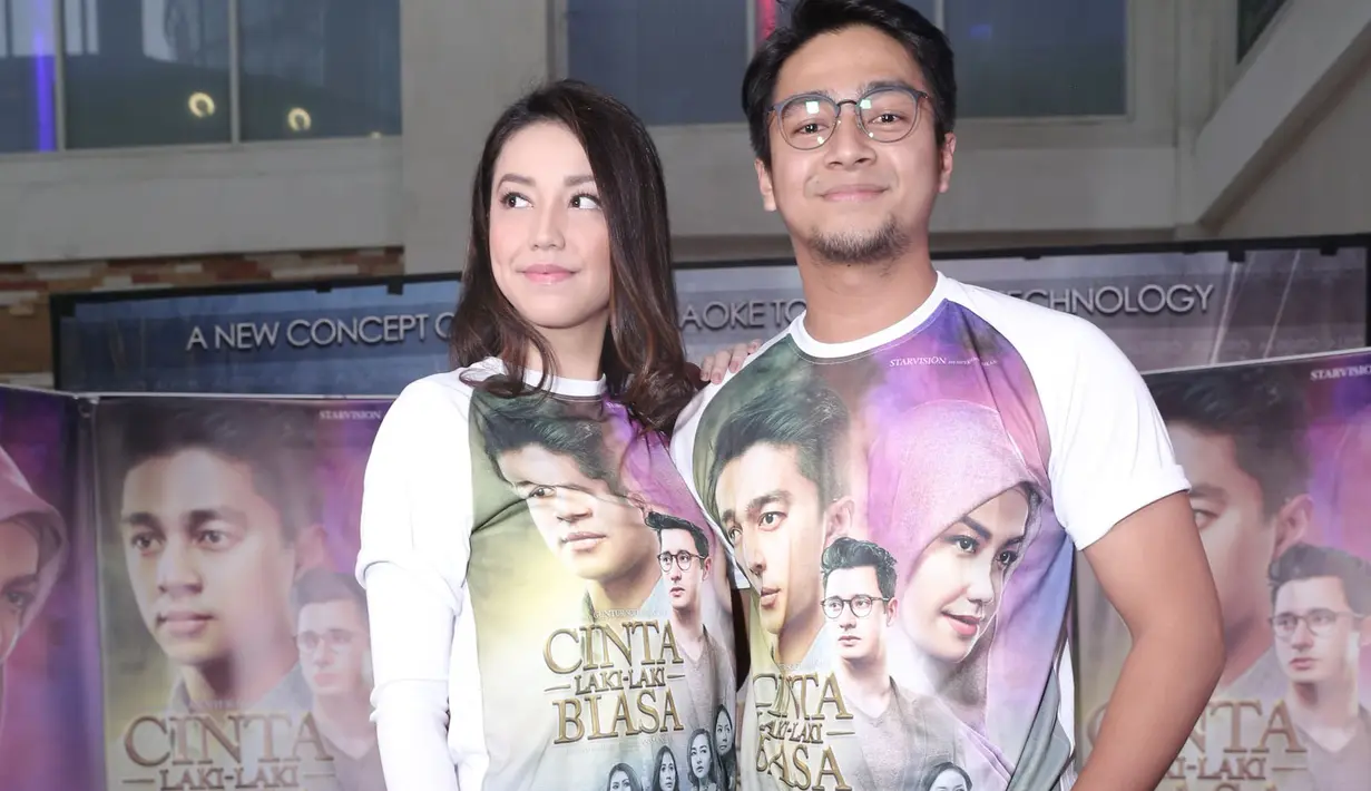 "Hahaha, nggak sampai pingsan. Awalnya takut banget. Udah gitu dikasih sama dia (Deva Mahenra) petenya gede banget. Jadi aku hmmm, ternyata nggak seburuk yang aku bayangin. Aku takut banget awalnya," jelasnya. (Galih W. Satria/Bintang.com)