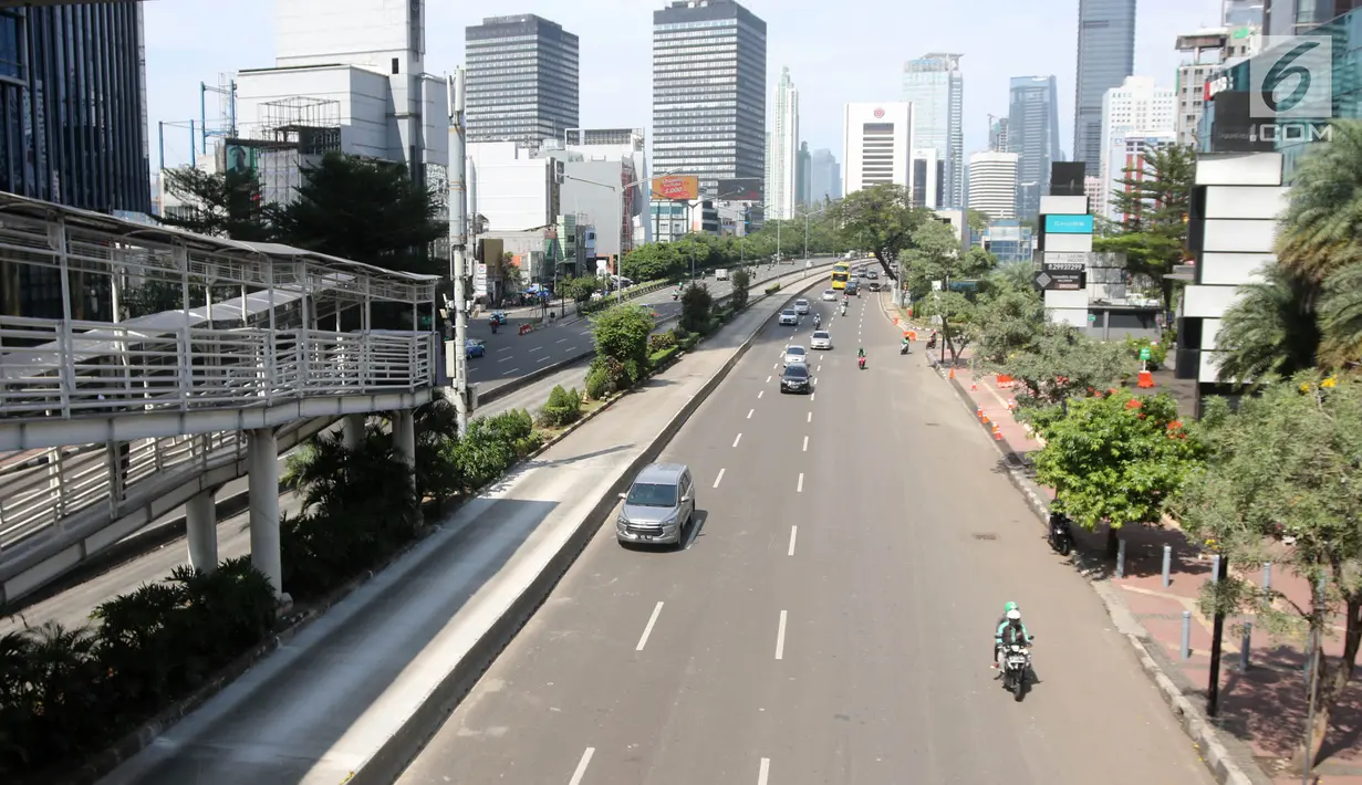 Suasana arus lalu lintas tampak lengang di Jalan Sudirman, Jakarta Rabu (27/6). Jalan Sudirman-Thamrin lenggang, tanpa pemandangan kemacetan sebagaimana pada hari-hari kerja biasa. (Liputan6.com/Arya Manggala)