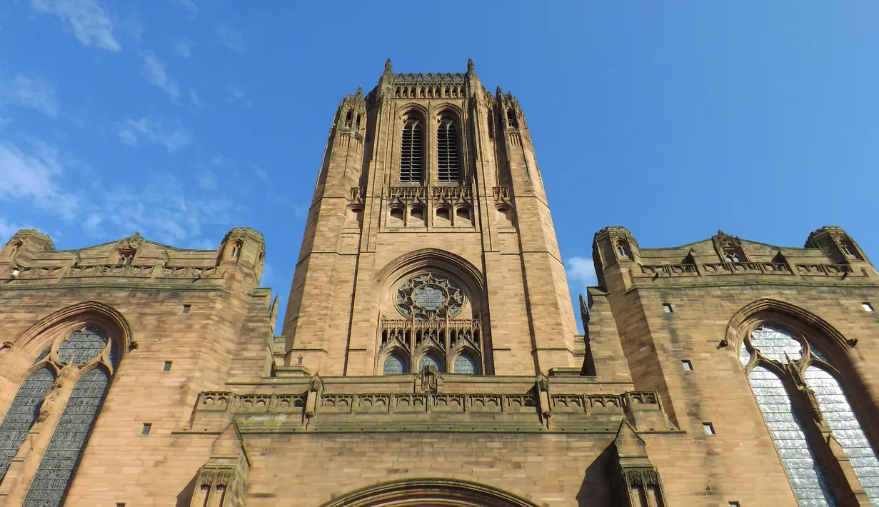The Cathedral Church of Christ di Liverpool, Inggris adalah gereja Katedral terbesar kelima di dunia. Gereja ini menempati total luas 103.334 kaki persegi (9.600 meter persegi) dan bahan bangunan utama dari batu pasir.(wikimedia) 