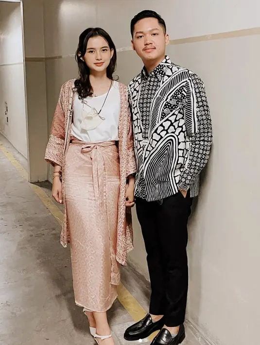 Paduan kain lilit batik juga membuat gaya semakin cantik.  [Foto: Instagram/ Sarah Menzel]