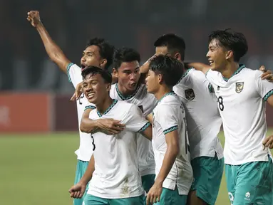 Pemain Timnas Indonesia U-19 merayakan gol yang dicetak Arkhan Fikri (kedua kiri) pada laga terakhir grup A Piala AFF U-19 2022 melawan Myanmar U-19 di Stadion Patriot Candrabhaga, Bekasi, Jawa Barat, Minggu (10/7/2022). Timnas Indonesia U-19 tampil menguasai lapangan dan berhasil menundukkan Myanmar U-19 5-1. (Liputan6.com/Helmi Fithriansyah)