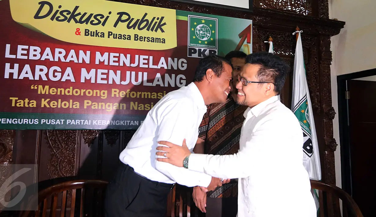 Mentan Amran Sulaiman (kiri) bersalaman dengan Muhaimin Iskandar saat menghadiri diskusi ‘Lebaran Menjelang Harga Menjulang’ di Aula Gus Dur, Jakarta, Kamis (25/6/2015). (Liputan6.com/Johan Tallo)
