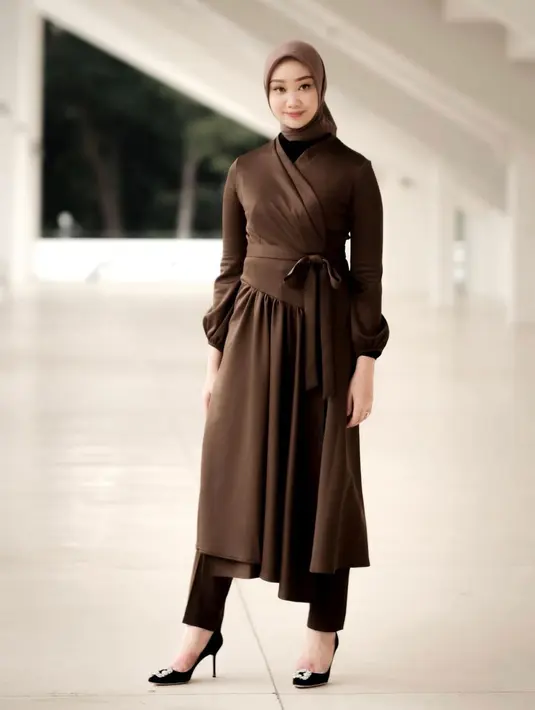 <p>Kamau dapat menggunaka dress lho saat ke Kantor. Dress cantik berbahan scuba dengan warna tone yang dingin juga dapat menjadi pilihanmu. (instagram/vinamaulina)</p>