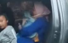 Aksi Heroik Polisi Evakuasi Ibu Baru Melahirkan & Bayinya yang Terjebak di Kemacetan Panjang Longsor Garut
