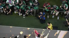 Fotografer memotret Cristiano Ronaldo saat berjalan ke bangku timnya pada awal pertandingan babak 16 besar Piala Dunia antara Portugal dan Swiss, di Stadion Lusail di Lusail, Qatar, Selasa (6/12/2022). Ronaldo mengawali laga dari bangku cadangan. Dia baru masuk menggantikan Joao Felix pada menit 73 ketika Portugal sudah unggul 5-1. (AP Photo/Thanassis Stavrakis)